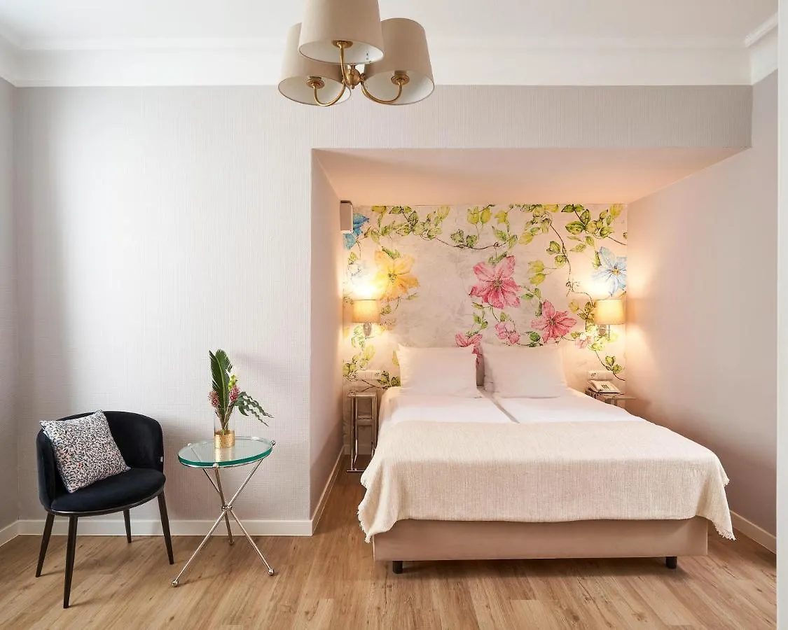 ****  Hotel Monopol - Central Station Frankfurt am Main Almanya