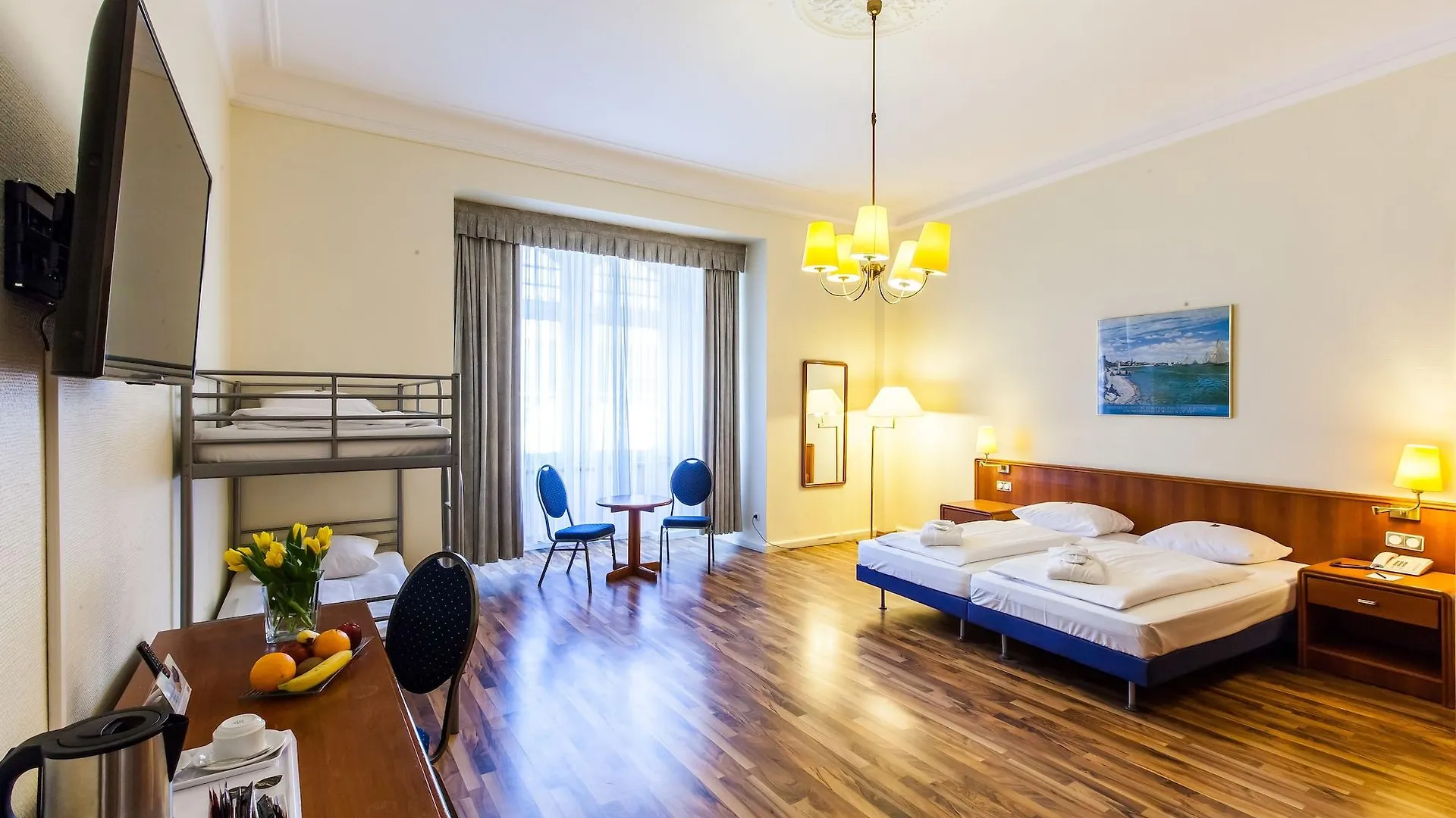 Hotel Monopol - Central Station Frankfurt am Main Almanya