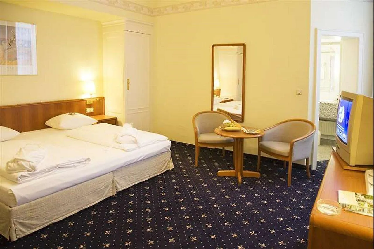 ****  Hotel Monopol - Central Station Frankfurt am Main Almanya
